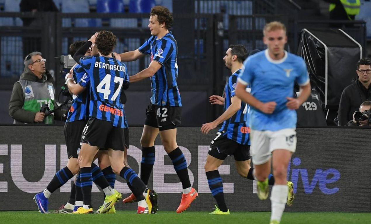 Pemain Atalanta Ederson merayakan golnya dari titik penalti melawan Lazio di Liga Italia