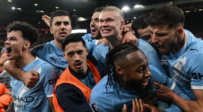 Pemain Manchester City merayakan kemenangan mereka atas Liverpool di Anfield Pemain Manchester City merayakan kemenangan mereka atas Liverpool di Anfield