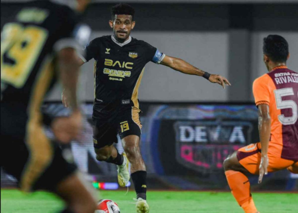 Ricky Kambuaya dalam aksinya di Laga Dewa United vs Borneo FC di pekan ke-22