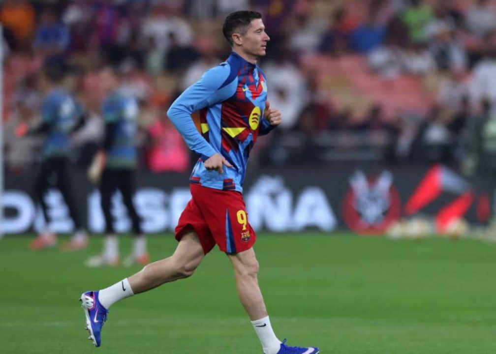 Robert Lewandowski saat pemanasan jelang laga Barcelona