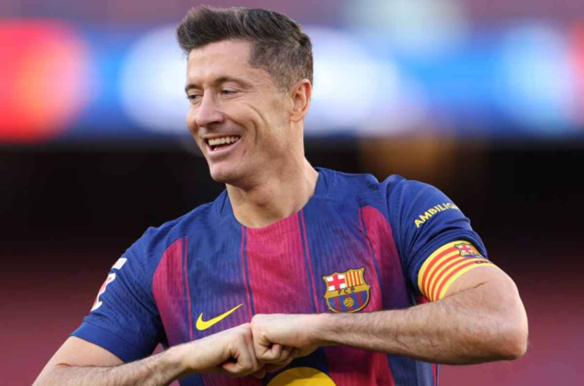 Robert Lewandowski usai mencetak gol untuk Barcelona