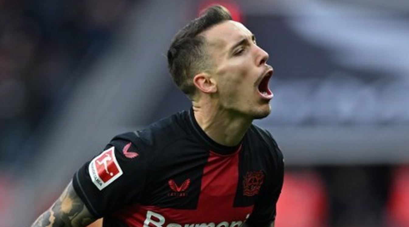 Alejandro Grimaldo pemain Bayer Leverkusen
