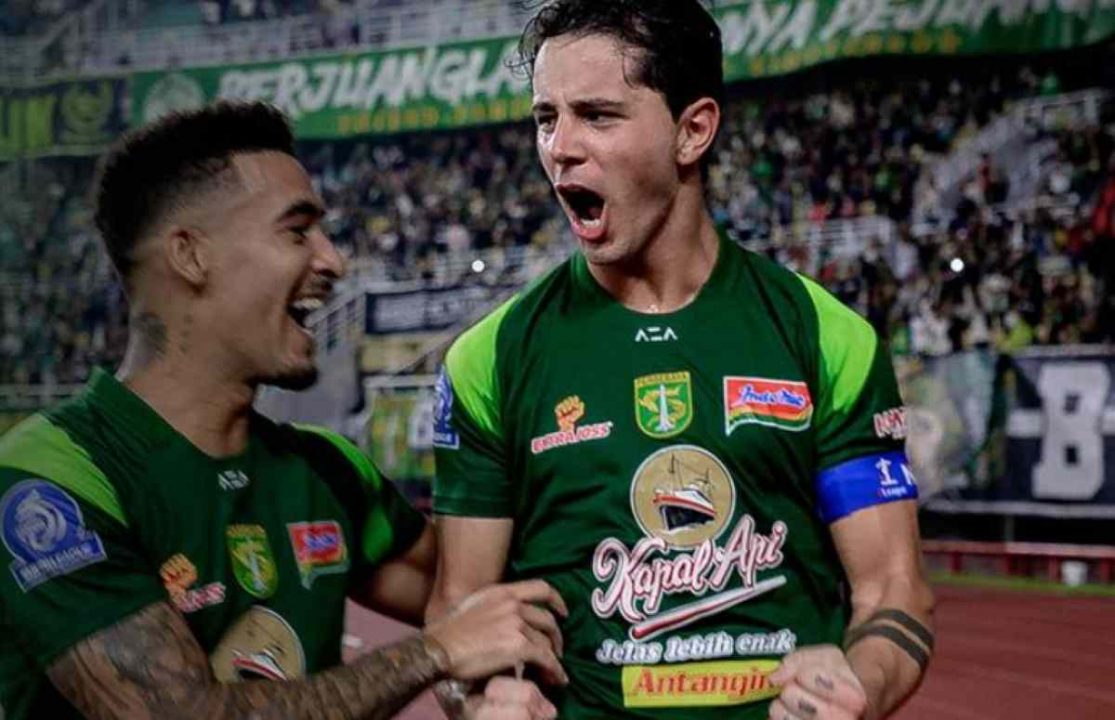 Bruno Moreira usai mencetak gol untuk Persebaya di Laga Kontra Persib