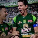 Bruno Moreira usai mencetak gol untuk Persebaya di Laga Kontra Persib