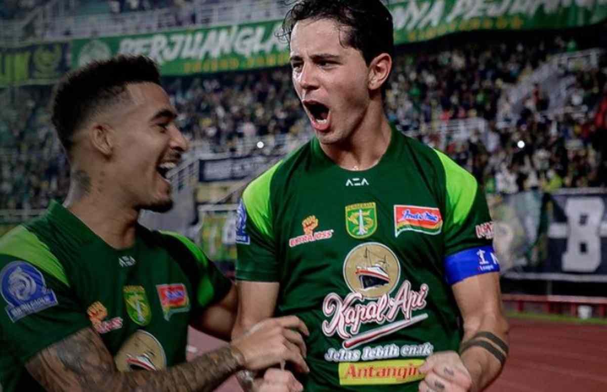 Bruno Moreira usai mencetak gol untuk Persebaya di Laga Kontra Persib