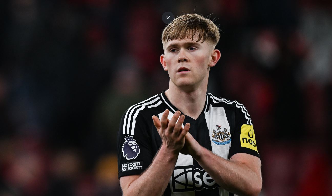 Lewis Hall pemain Newcastle United