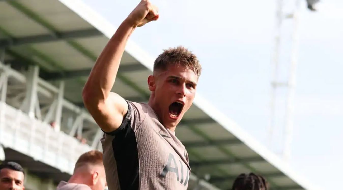 Micky van de Ven pemain Tottenham Hotspur