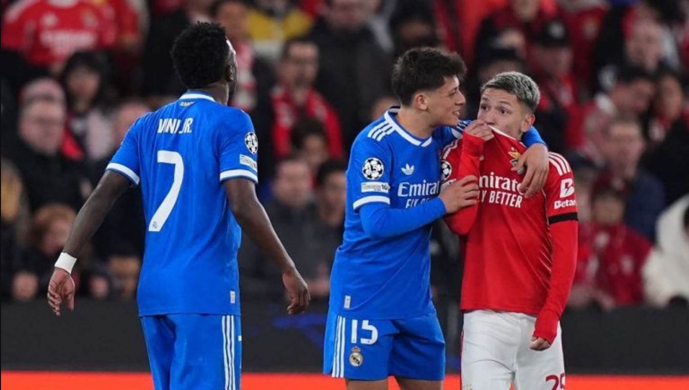 Momen saat pemain Benfica menghina Vinicius Junior dengan kata-kata rasis di ajang Liga Champions 2026