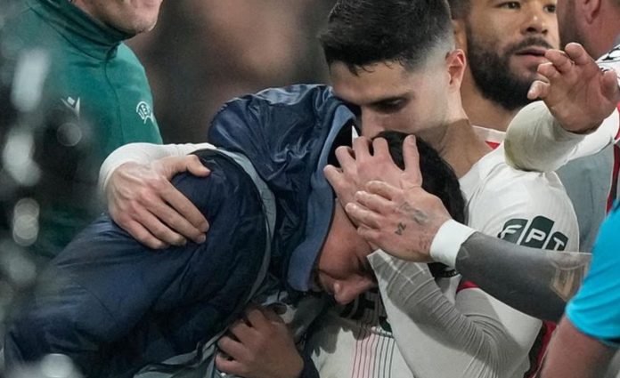 Pedro Neto pemain Chelsea meminta maaf kepada ball boy yang sempat terjauh karena ia dorong Pedro Neto pemain Chelsea meminta maaf kepada ball boy yang sempat terjauh karena ia dorong