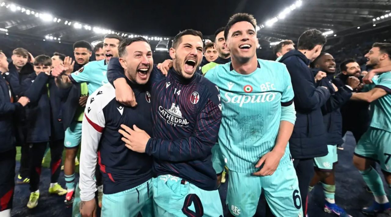 Pemain Bologna merayakan kemenang atas AS Roma di Liga Europa