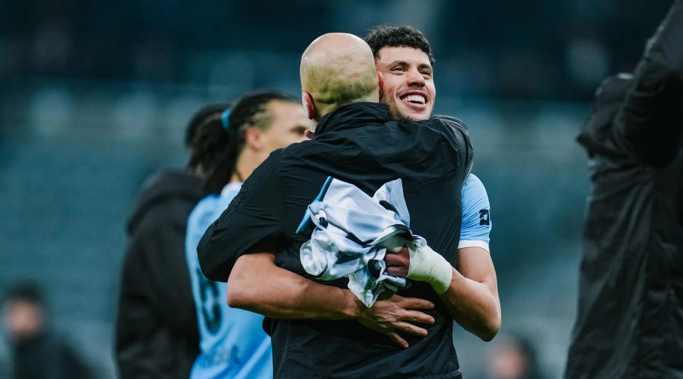 Pep Guardiola dan Savinho pemain Manchester City