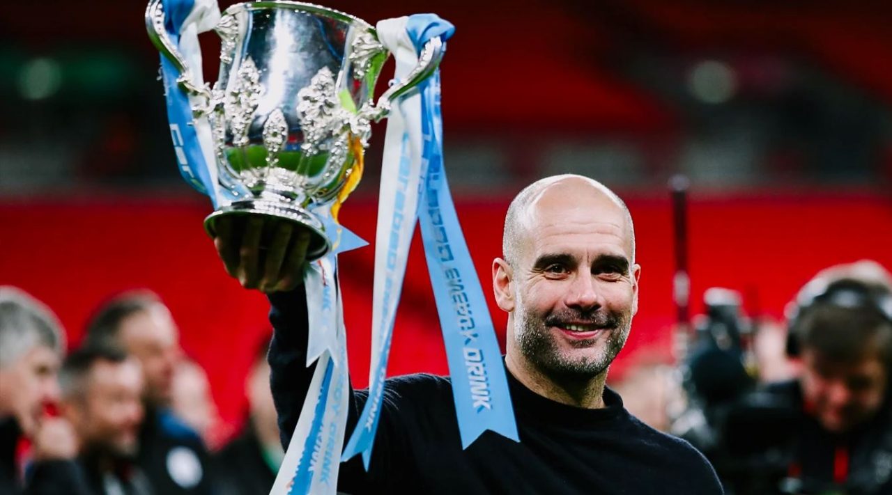 Pep Guardiola dan trofi Carabao Cup atau Piala Liga