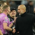 Pep Guardiola dan wasit Sam Barrott