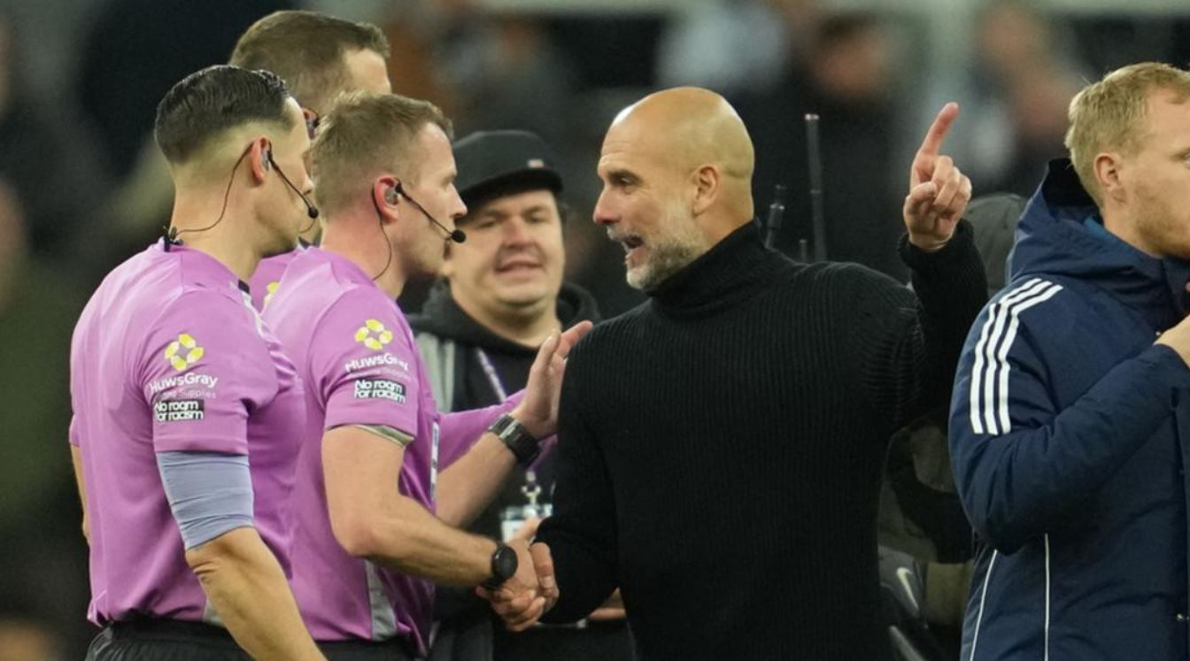 Pep Guardiola dan wasit Sam Barrott