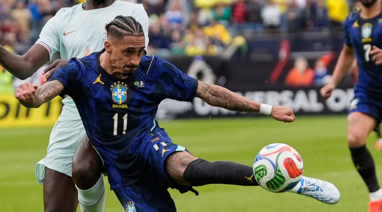 Raphinha pemain Barcelona dan Timnas Brasil