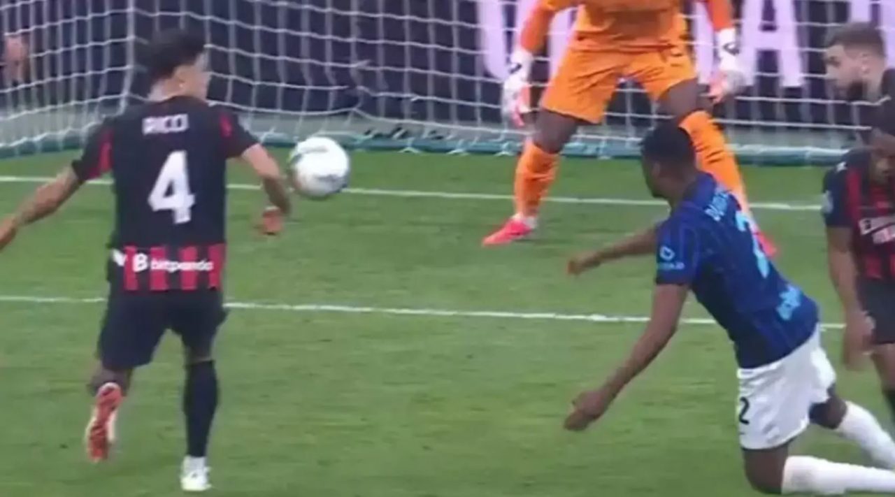 Samuele Ricci saat melakukan handball di laga AC Milan vs Inter Milan