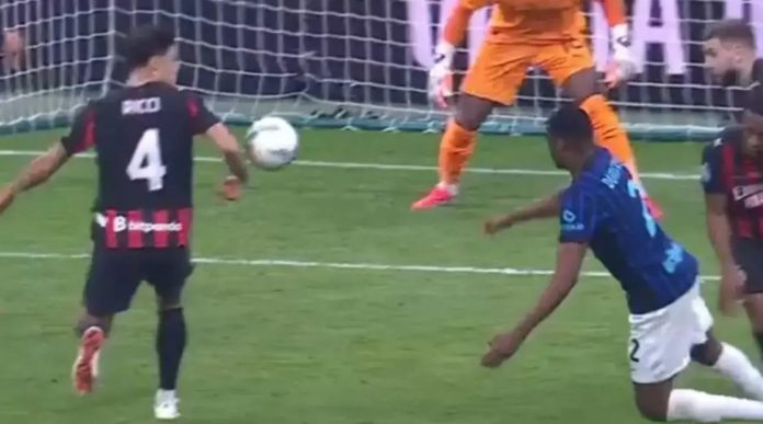 Samuele Ricci saat melakukan handball di laga AC Milan vs Inter Milan