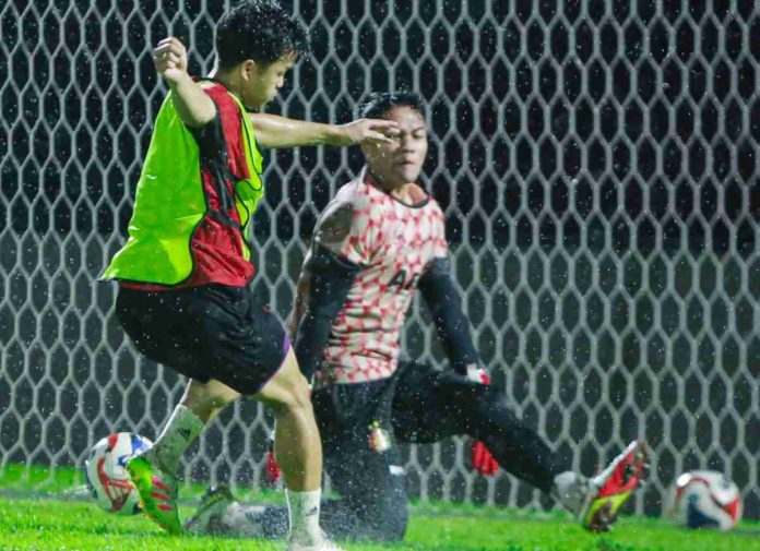 Sesi Latihan Persik Kediri Jelang Menjamu PSBS Biak