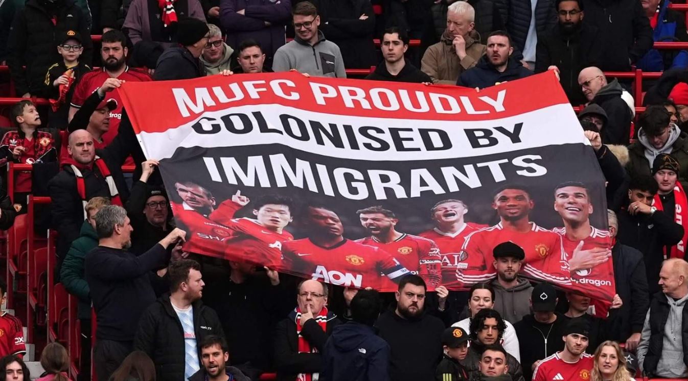 Spanduk pesan fans Manchester United untuk Sir Jim Ratcliffe