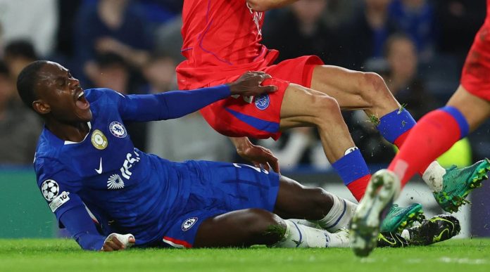 Trevoh Chalobah pemain Chelsea saat cedera di Liga Champions Trevoh Chalobah pemain Chelsea saat cedera di Liga Champions