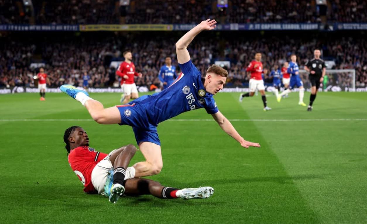 Aksi bintang muda Manchester United Ayden Heaven saat lawan Chelsea