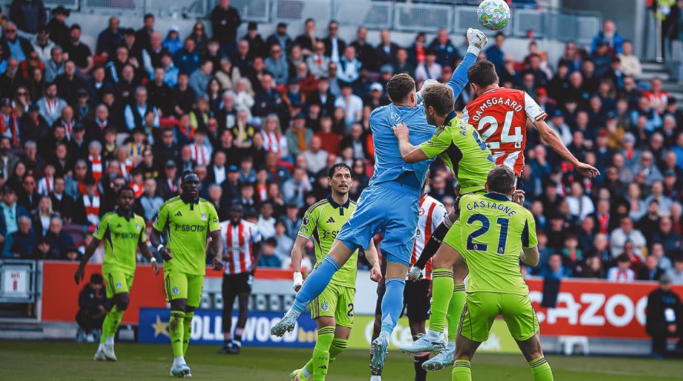 Bernd Leno kiper Fulham United beraksi menyelamatkan gawangnya