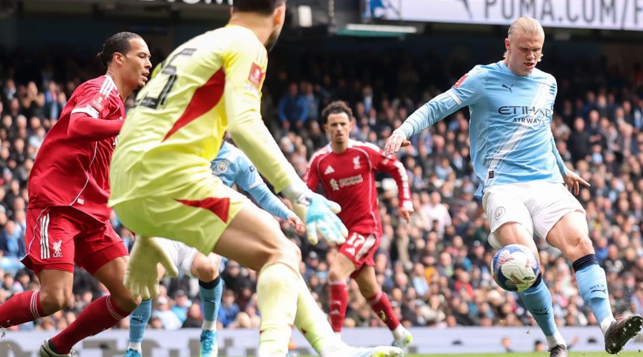 Erling Haaland saat mencetak gol yang membuat Liverpool tersingkir dari Piala FA dengan skor memalukan