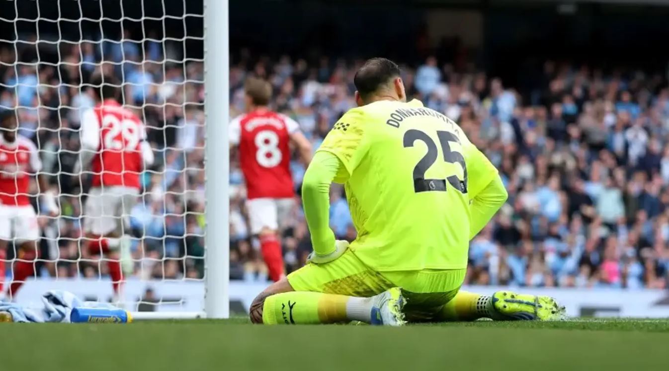 Gianluigi Donnarumma kiper Manchester City tampak lemas usai melakukan kesalahan