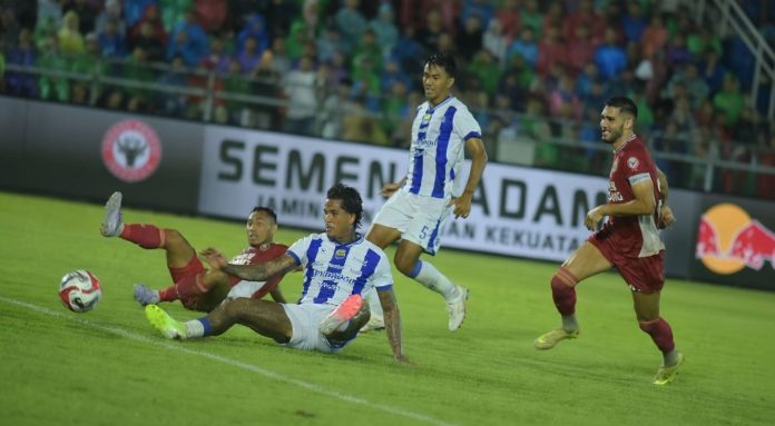 Dua Gol Tanque Hancurkan Semen Padang, Persib Makin Tak Terbendung! Dua Gol Tanque Hancurkan Semen Padang, Persib Makin Tak Terbendung!