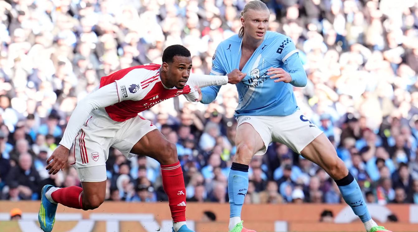 Insiden antara Gabriel Magalhaes vs Erling Haaland yang menyebabkan baju bomber Man City robek