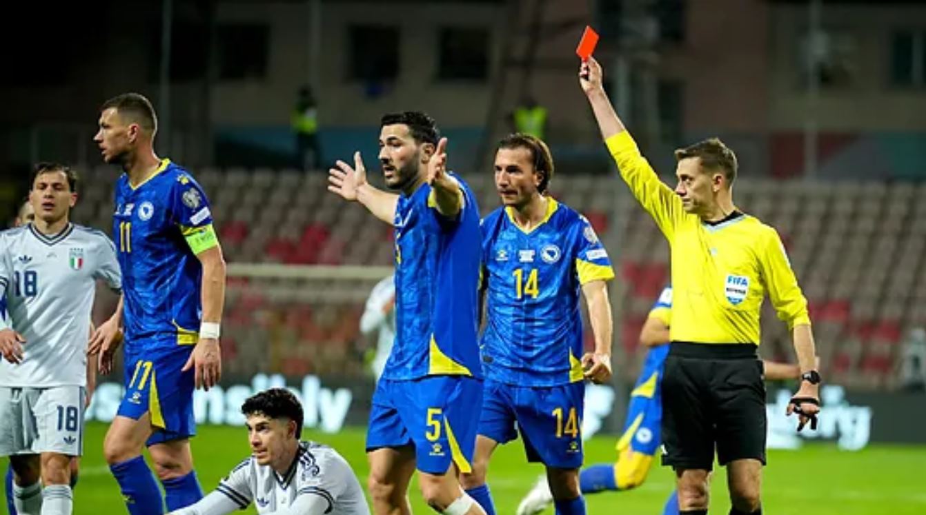 Kartu merah Alessandro Bastoni di babak pertama Bosnia vs Italia