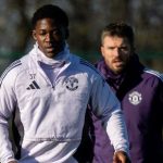 Kobbie Mainoo dan Michael Carrick pelatih Manchester United