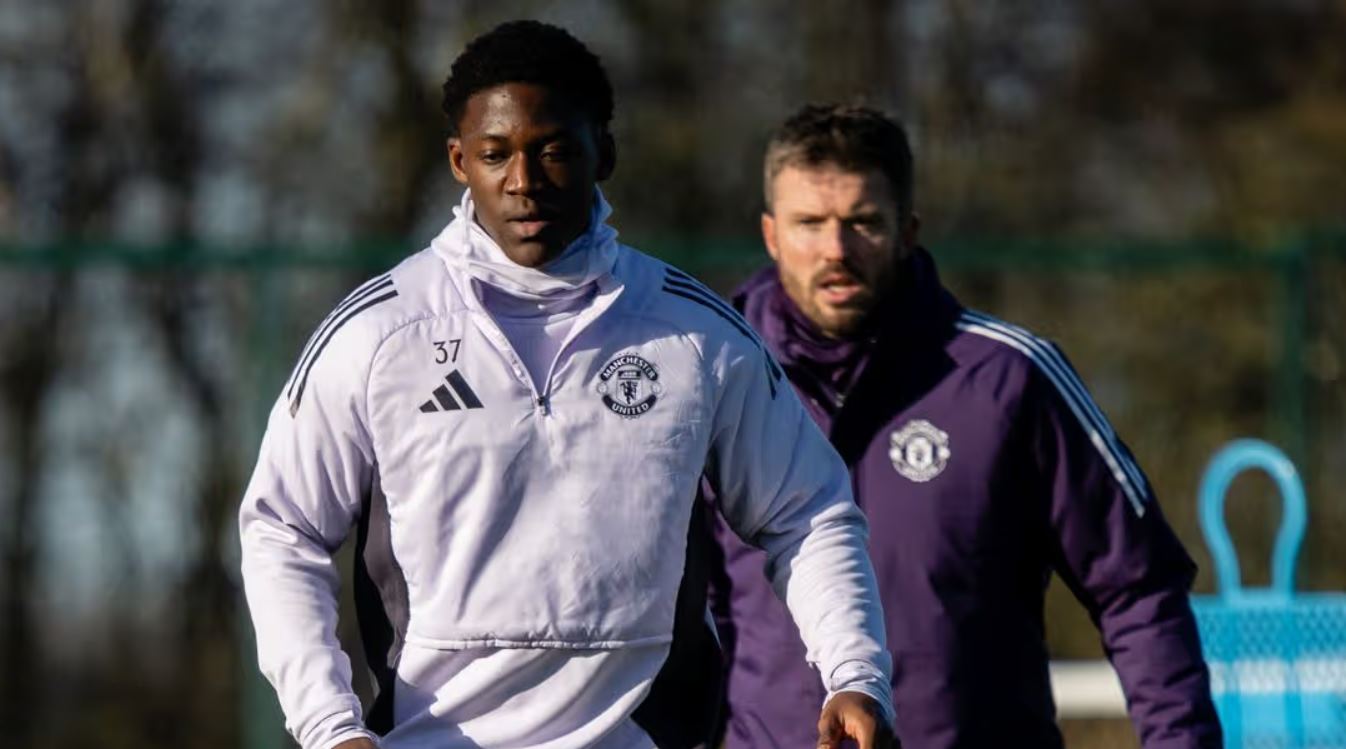 Kobbie Mainoo dan Michael Carrick pelatih Manchester United