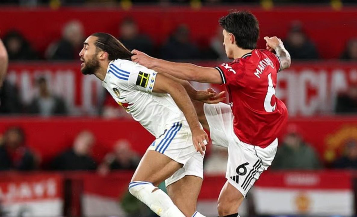 Lisandro Martinez melakukan pelanggaran di laga Manchester United vs Leeds United