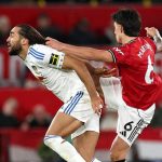 Lisandro Martinez melakukan pelanggaran di laga Manchester United vs Leeds United