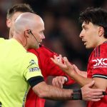 Lisandro Martinez saat diminta keluar lapanggan usai menerima kartu merah