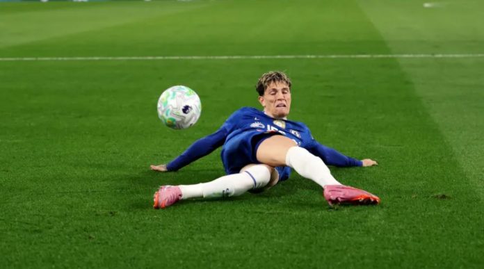 Momen saat Alejandro Garnacho jatuh di laga Chelsea vs Manchester United Momen saat Alejandro Garnacho jatuh di laga Chelsea vs Manchester United