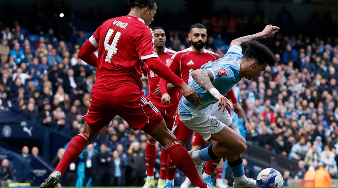 Momen saat Virgil Van Dijk melakukan pelanggaran berbuah penalti untuk Manchester City Momen saat Virgil Van Dijk melakukan pelanggaran berbuah penalti untuk Manchester City