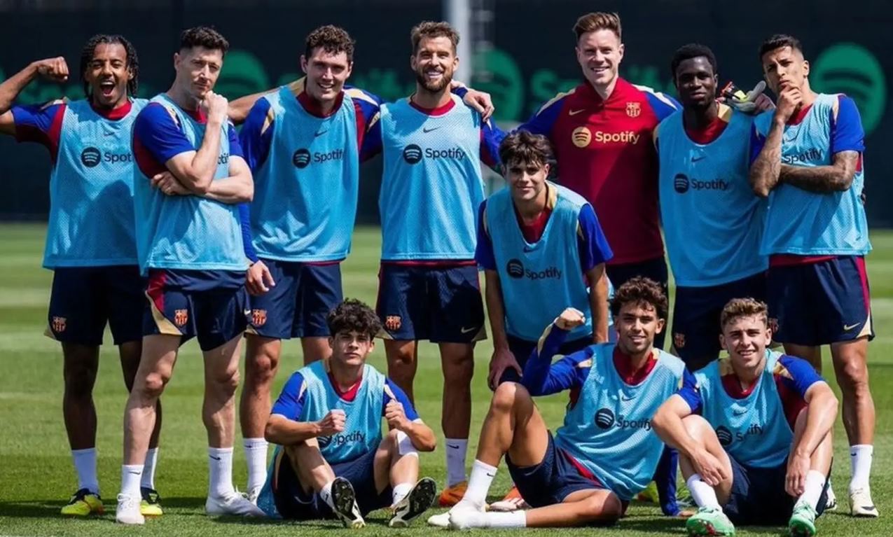 Pemain La Masia berlatih bersama skuad utama Barcelona Pemain La Masia berlatih bersama skuad utama Barcelona