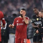 Mohamed Salah tampak sedih saat Liverpool kalah lagi oleh PSG di leg kedua perempat final
