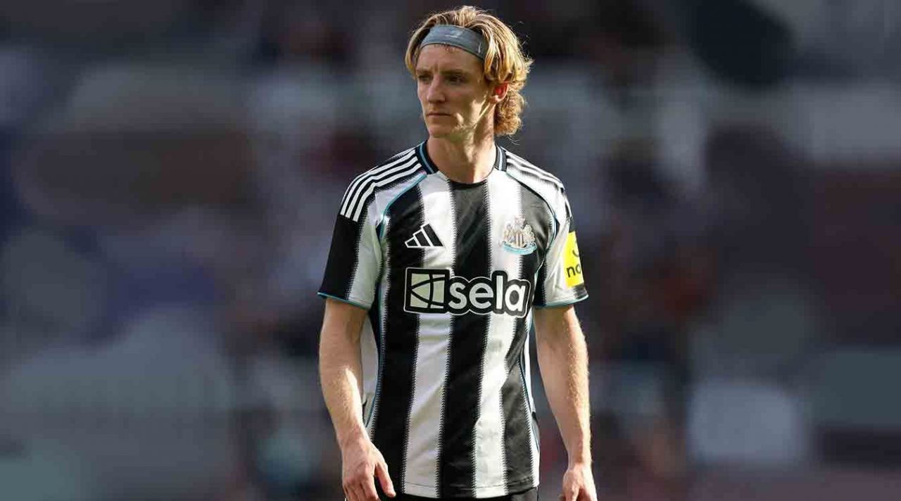 Anthony Gordon pemain Newcastle United