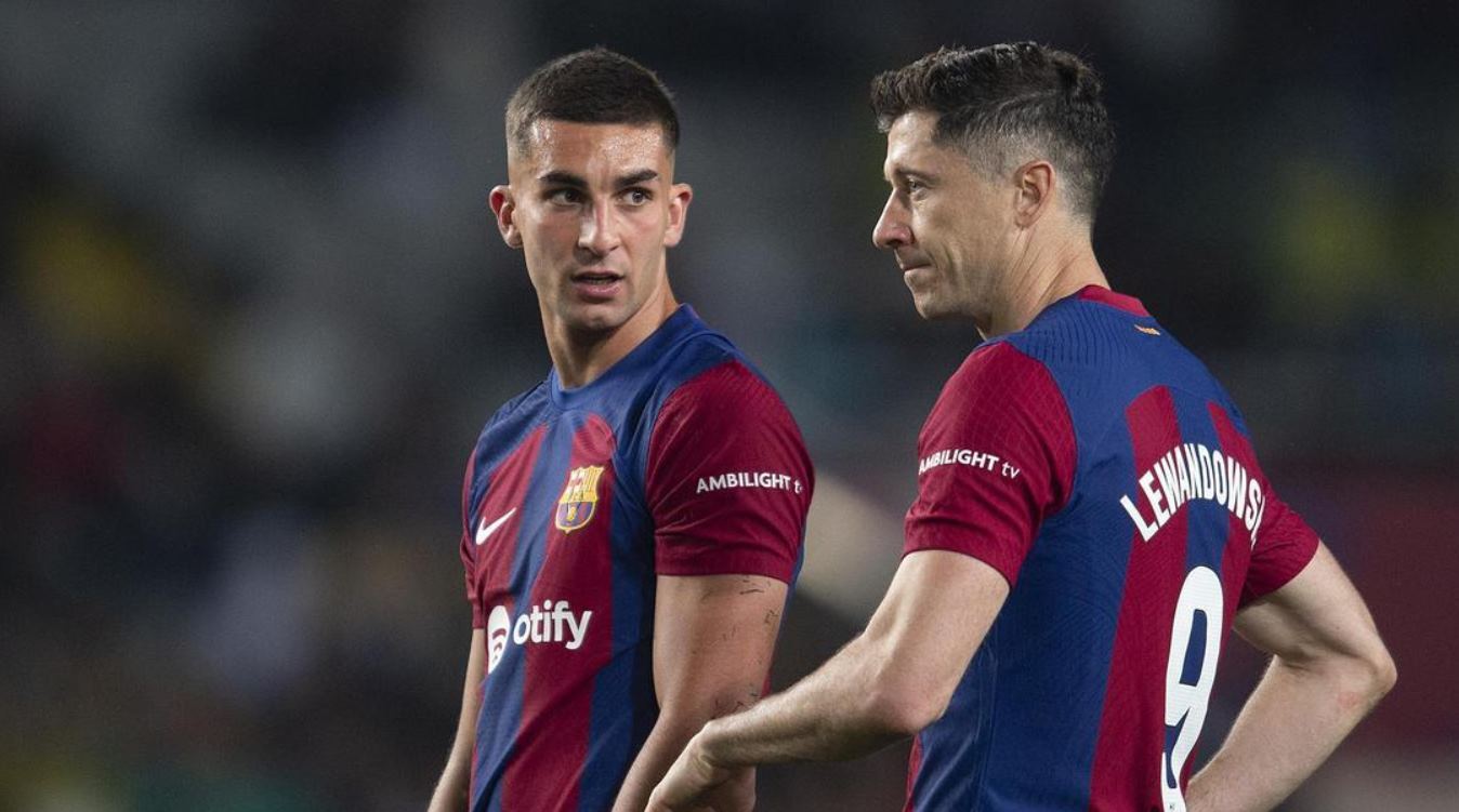 Ferran Torres dan Robert Lewandowski pemain Barcelona