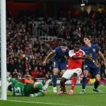 Kiper Atletico Madrid gagal membendung tembakan pemain Arsenal Bukayo Saka di semifinal Liga Champions 2026
