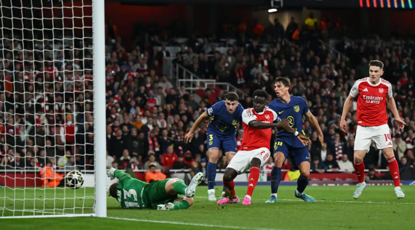 Kiper Atletico Madrid gagal membendung tembakan pemain Arsenal Bukayo Saka di semifinal Liga Champions 2026