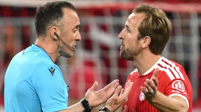 Harry Kane memprotes wasit karena Bayern Munchen tak dapat penalti Insiden handball Joao Neves memicu protes Bayern Munich saat menghadapi PSG. Wasit tidak memberikan penalti mengikuti aturan resmi IFAB.