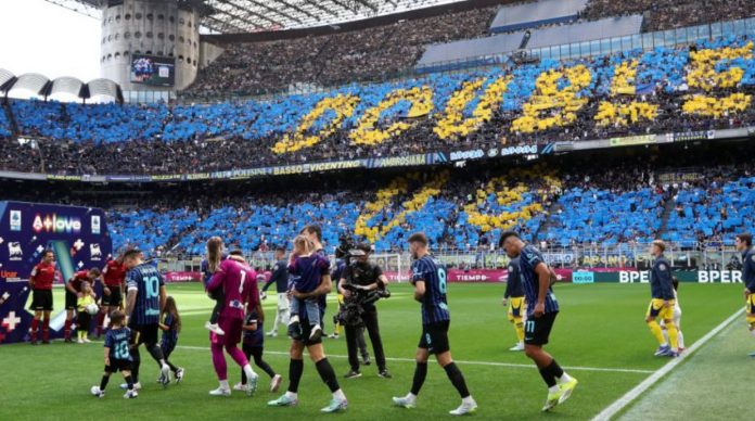 Inter Milan mengangkat trofi Serie A setelah bermain imbang kontra Verona
