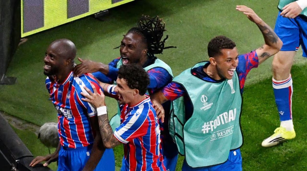 Jean-Philippe Mateta merayakan gol kemenangan Crystal Palace di Red Bull Arena