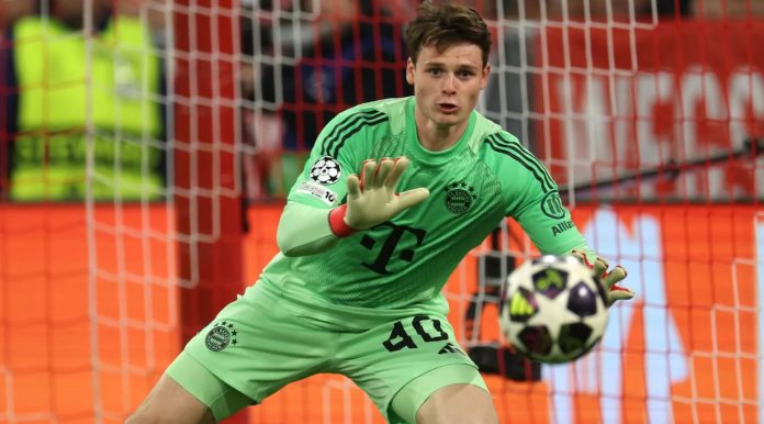 Jonas Urbig kiper Bayern Munchen