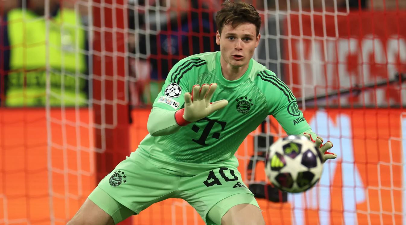 Jonas Urbig kiper Bayern Munchen