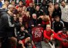 Jose Mourinho dan para pemain Benfica berfoto bersama di ruang ganti